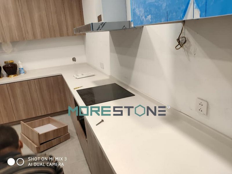 Ngưỡng mộ nghệ thuật thi công nội thất bếp đá ốp Himacs cao cấp màu trắng sang trọng để trang trí các căn biệt thự, nhà phố và chung cư.